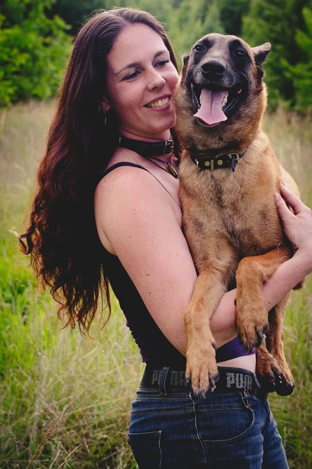 Lektorka Zuzana Wildmannová se psem v náručí